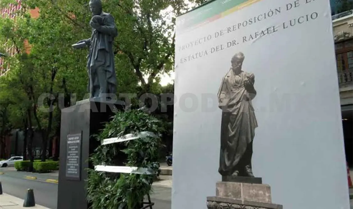 Reponen la estatua de Rafael Lucio Nájera en Reforma