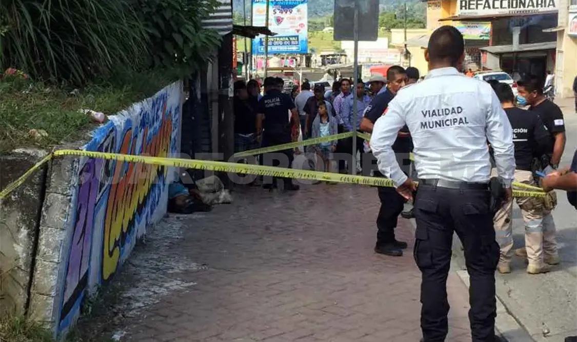Encuentran a hombre muerto en vía pública