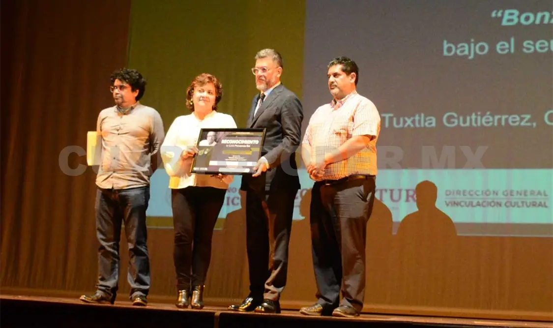 En la entrega del reconocimiento. Darwin Mendoza
