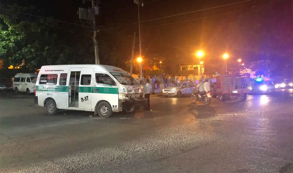 Se impactan colectivo y Estaquita; tres heridos