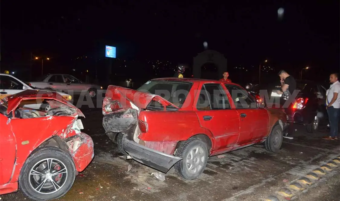 Dos lesionados en carambola vehicular