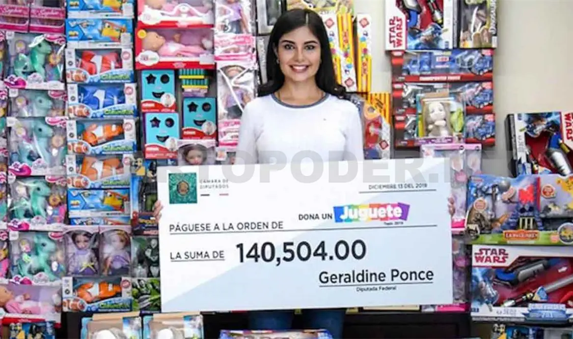 Diputada dona aguinaldo para compra de juguetes
