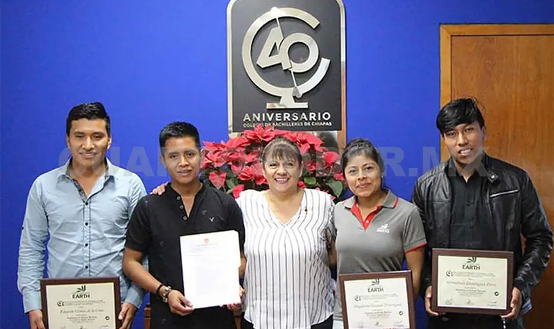 Indígenas chiapanecos se gradúan en Costa Rica