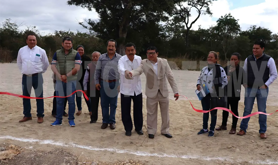 El corte simbólico de listón del nuevo espacio para la práctica deportiva en la institución de nivel secundaria. Freddy Manga/CP