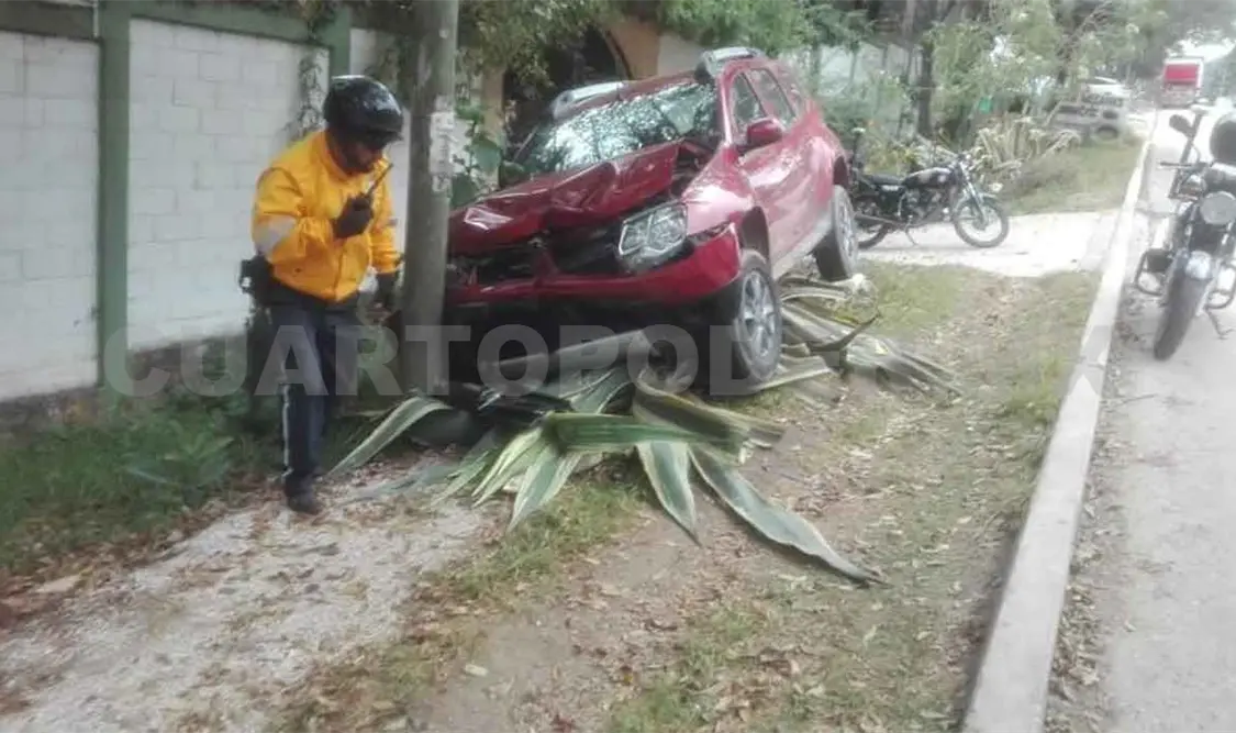 Se sale de la carretera y choca contra poste