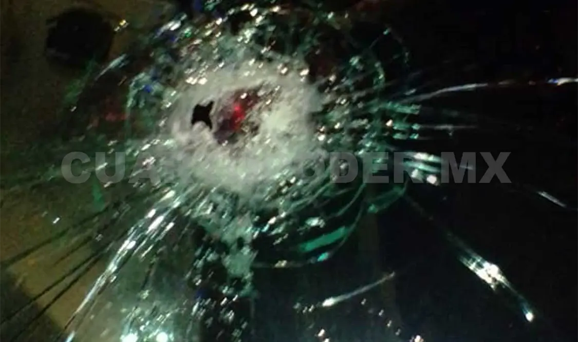 Balean autobús de ADO en la autopista
