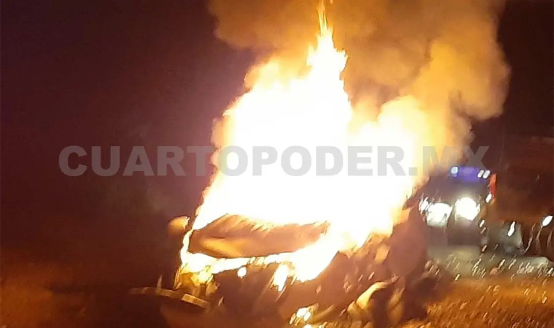 Se incendia Sentra; hay tres lesionados