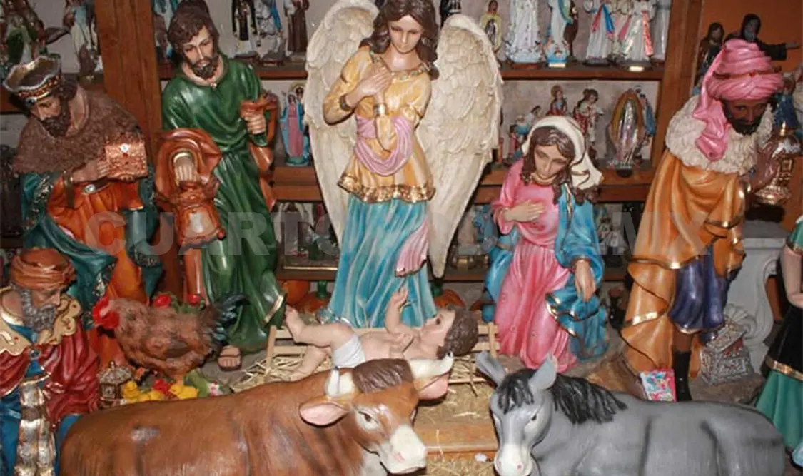 En mercados de Tuxtla se pueden apreciar figuras y nacimientos para su venta. CP
