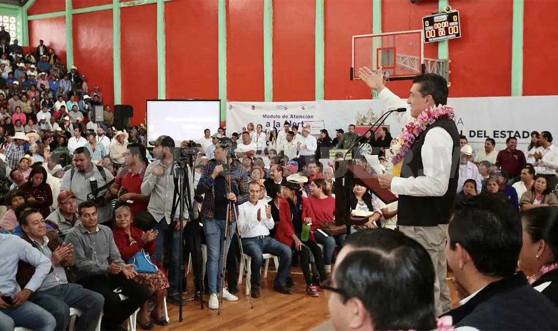 Entrega Rutilio Escandón apoyos a productores
