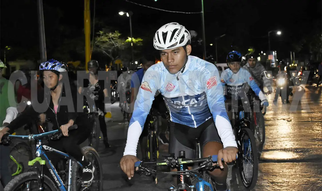 Con la ropa de competencia oficial, algunos de los participantes retaron al clima frío de la capital chiapaneca. Guillermo Ramos/CP