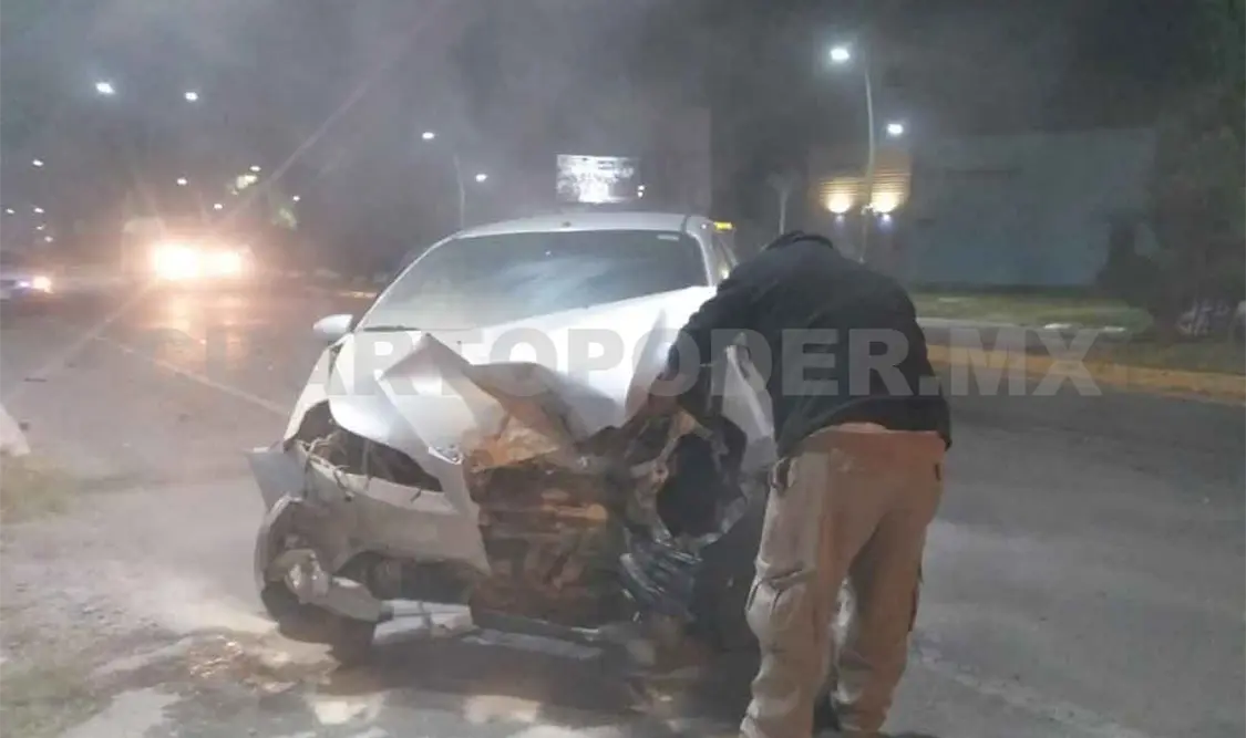 Destruye su automóvil al chocar en camellón