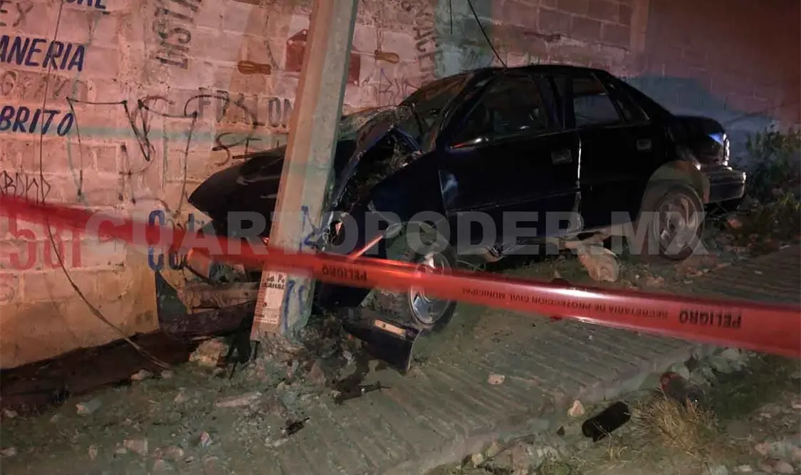 Fallan los frenos y se incrusta en poste