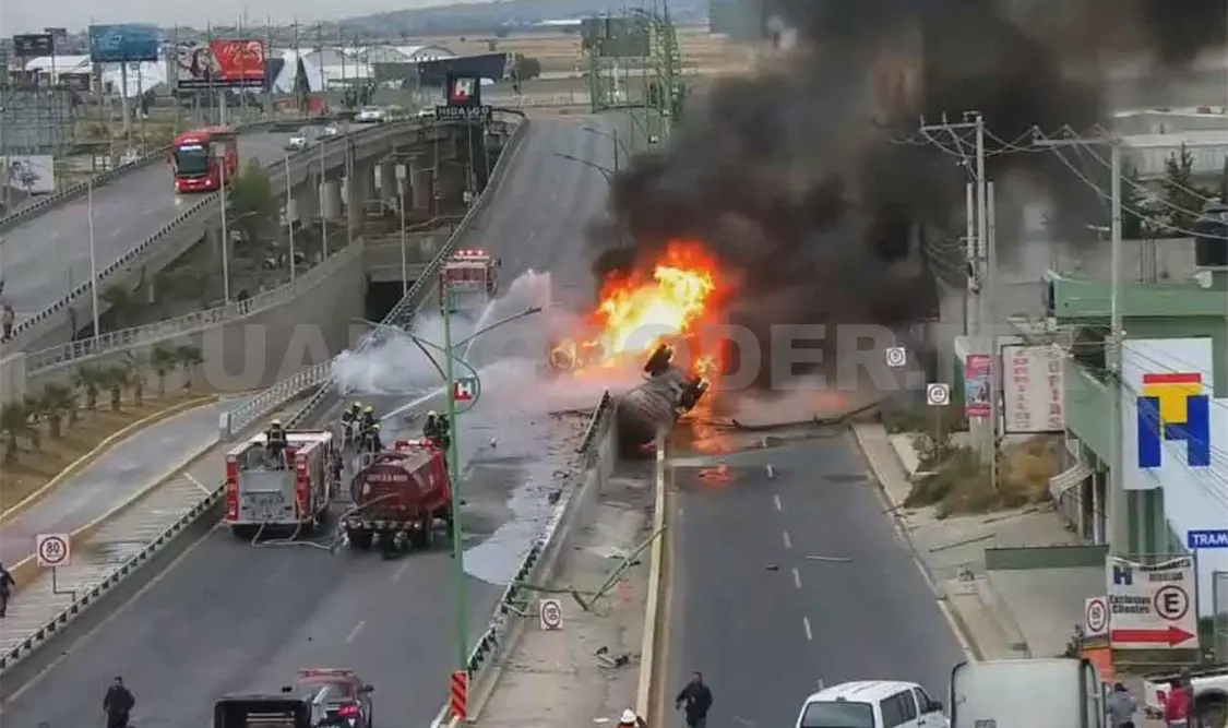 Volcadura y explosión de pipa provoca cierre de la carretera México-Pachuca