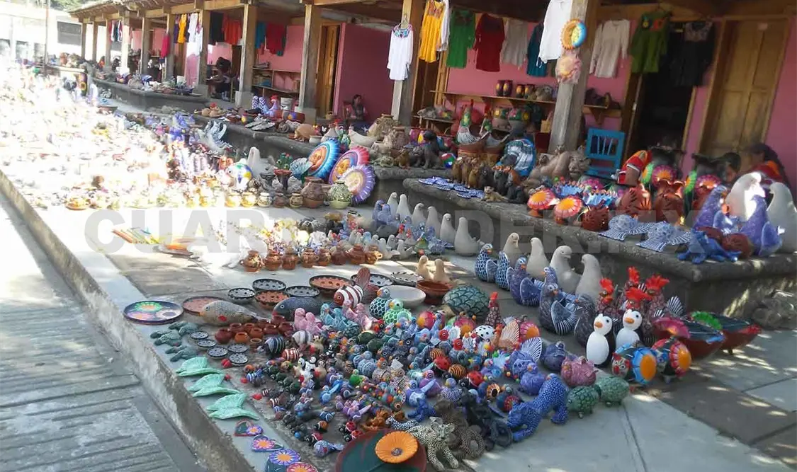 Mujeres convierten el barro en obras de arte