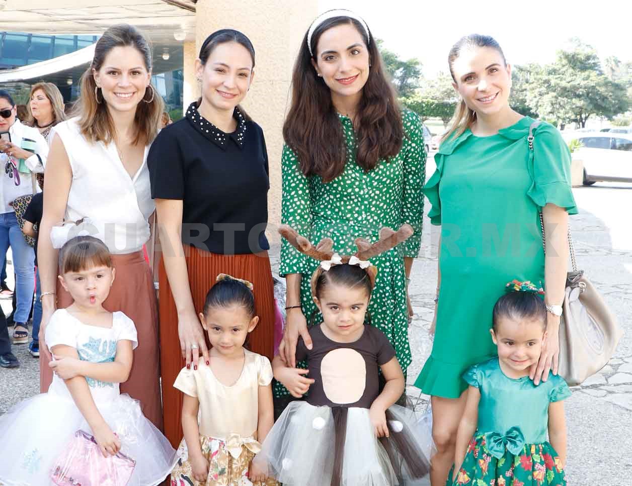 Villancicos y disfraces navideños