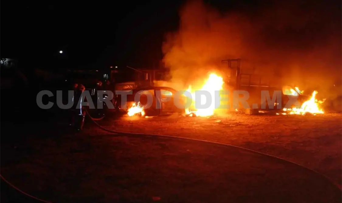 Incendio en corralón deja carros en cenizas