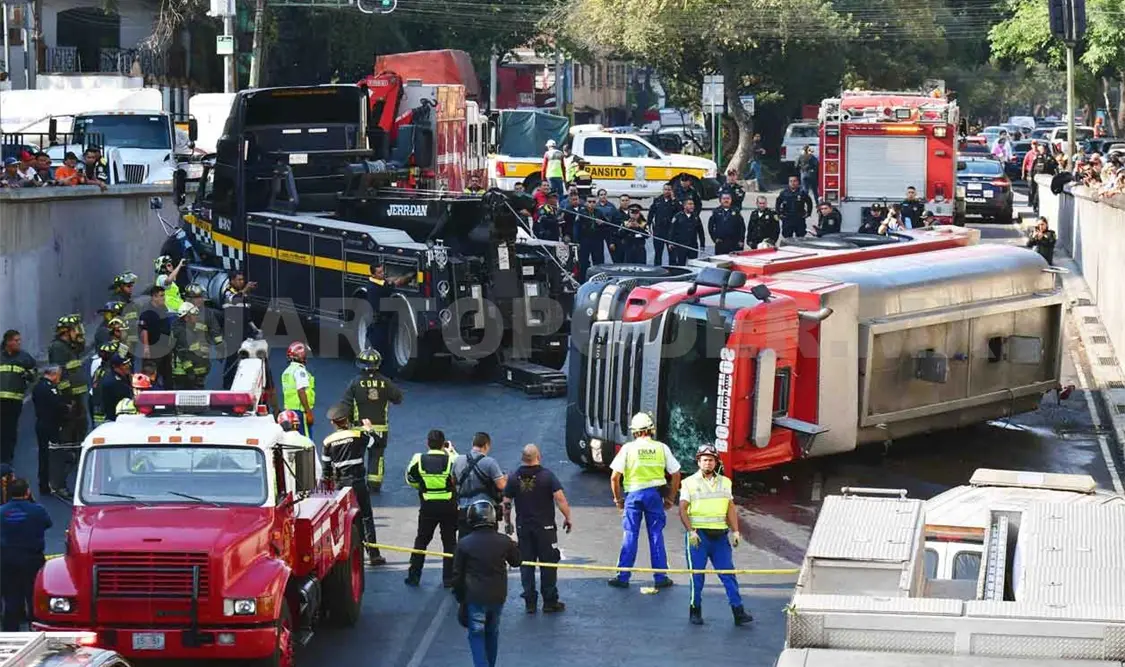 Vuelca pipa de bomberos en Tlalpan
