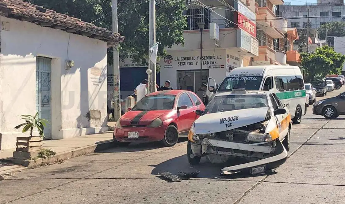 Combi y taxi colisionan