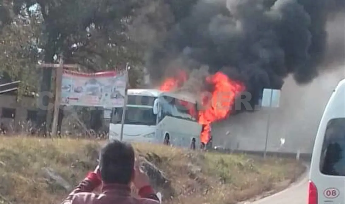 Se incendia autobús de turistas; no hubo personas heridas