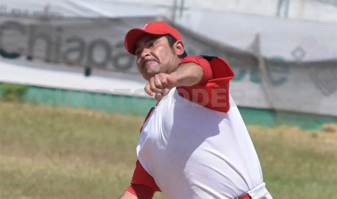 Los pocos peloteros que se dan cita en el estadio tuxtleco lo hacen por amor al deporte que practican desde niños. Guillermo Ramos/CP