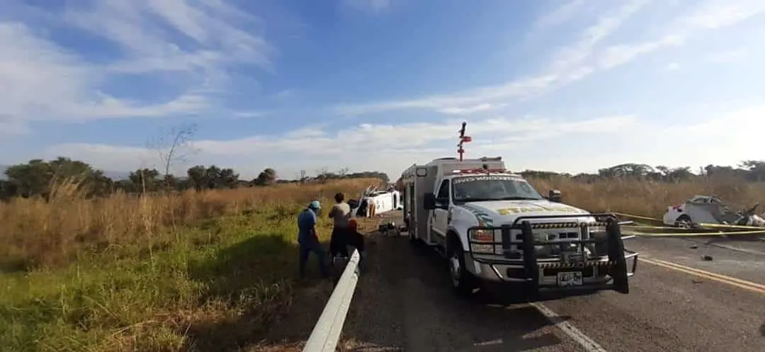 Varios muertos en choque de colectivo y auto compacto en carretera a Arriaga