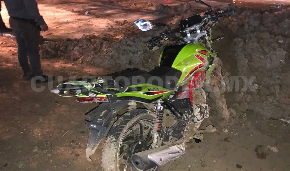 La motocicleta se detuvo al quedar atascada entre el cúmulo de lodo. José Ortega / CP