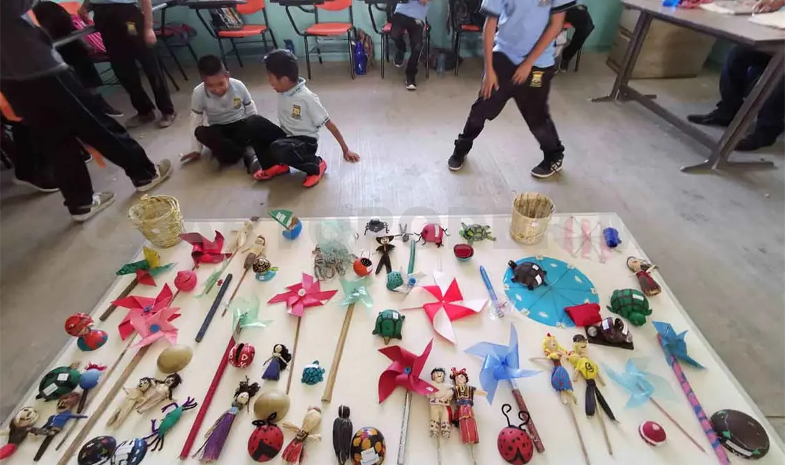 Niños ikoots dan vida a juguetes ancestrales