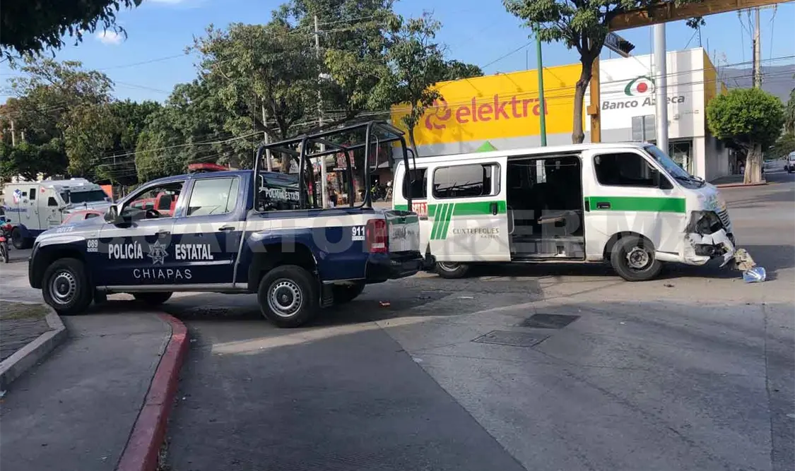 Patrulla y colectivo se estrellan en crucero