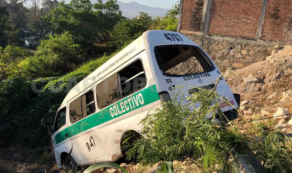 Pierde el control y cae a barranco