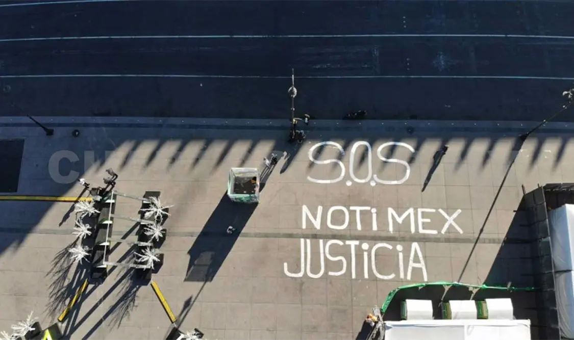 Trabajadores piden auxilio frente a Palacio Nacional