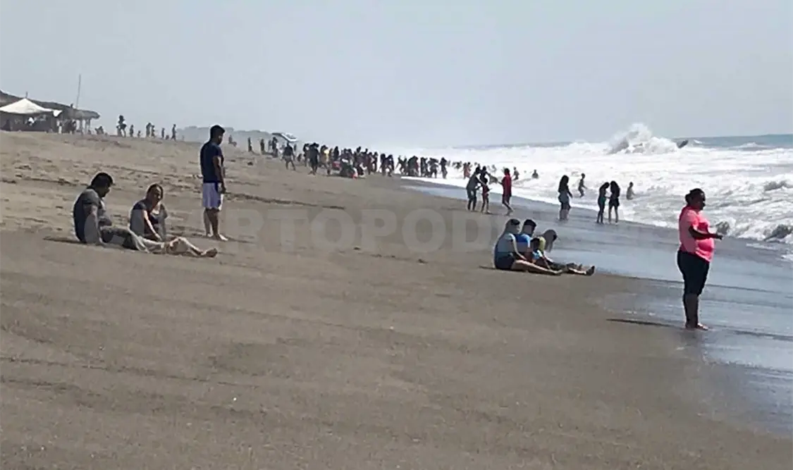 Familias inician el año en la playa de la costa