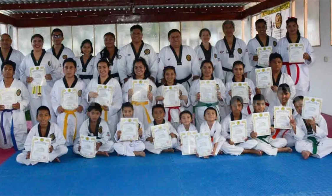 Despiden año con examen de grados