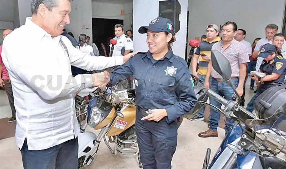 Encabeza REC entrega de equipamiento a policías