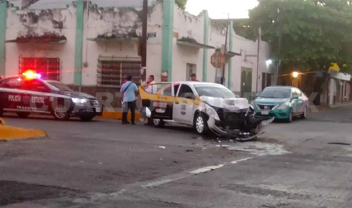 Autobús y taxi chocan en cruce de calles