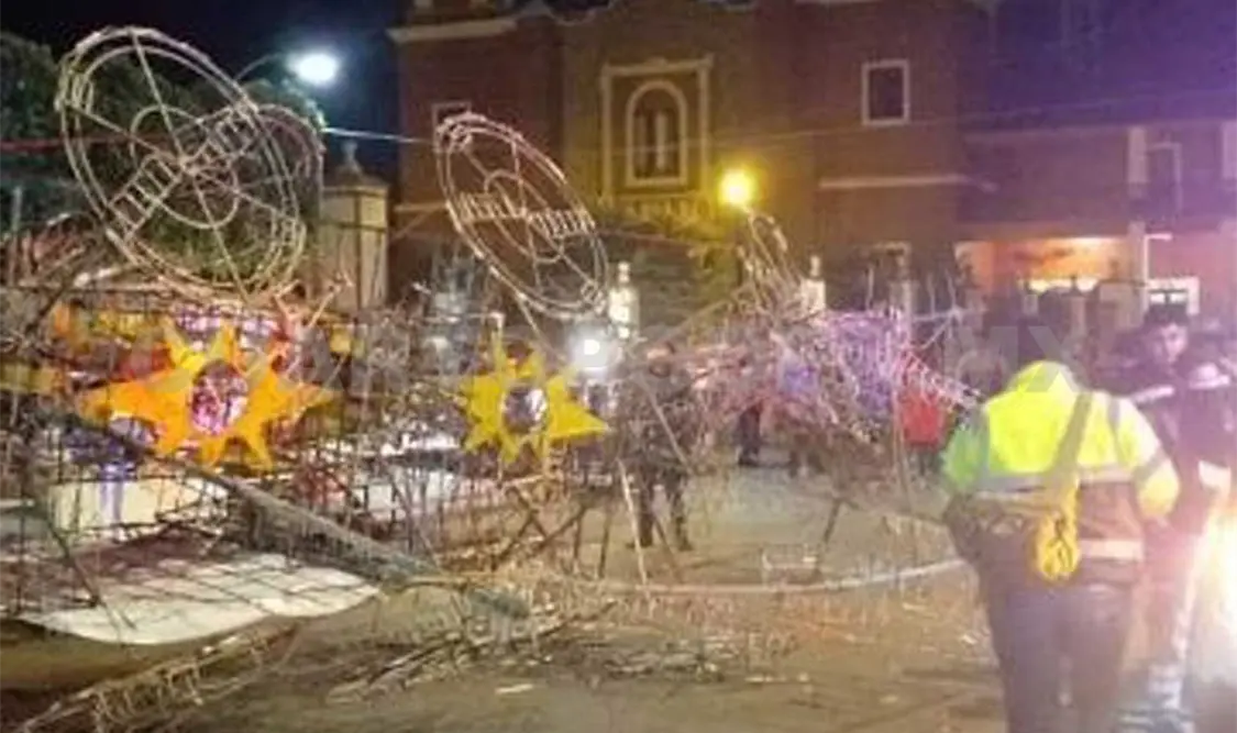 Durante la colocación de la monumental estructura, ésta se ladeó y tuvo contacto con cables de electricidad. Twitter