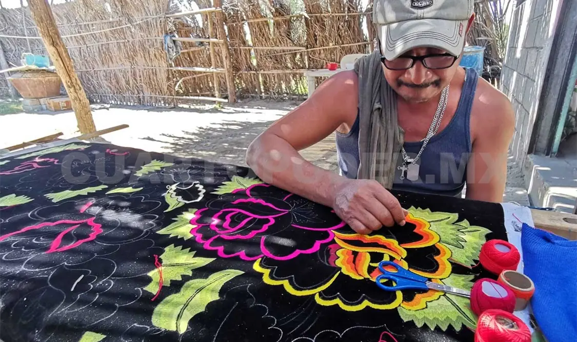 Los varones han convertido al bordado en una opción ante la falta de empleo. El Universal