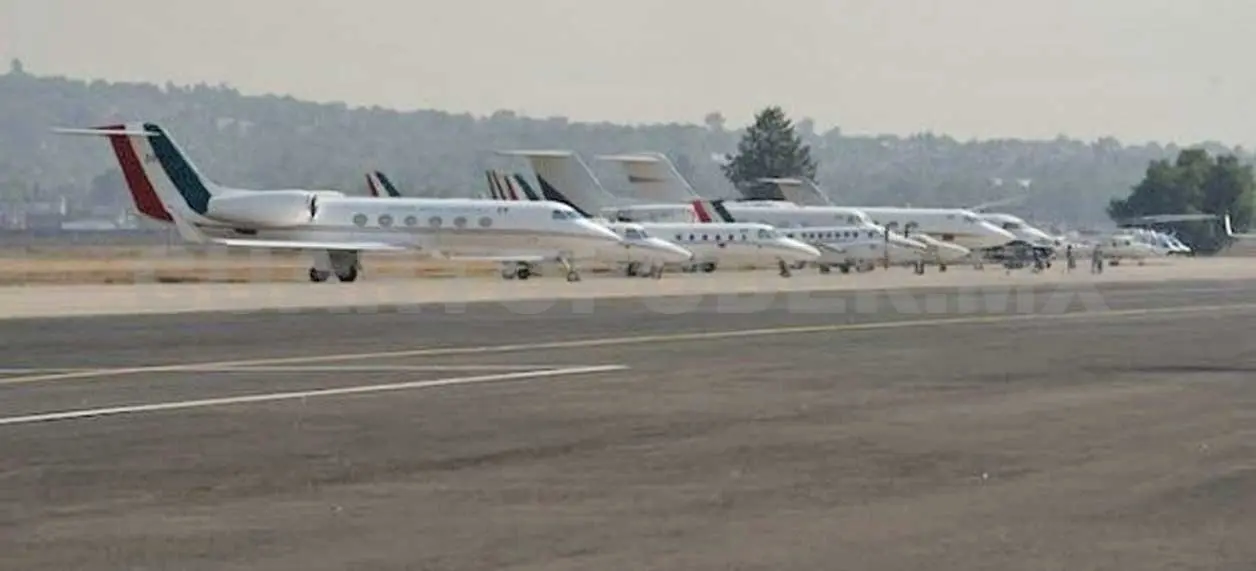 Los helicópteros y aviones se encuentran en los hangares de la FGR. Twitter