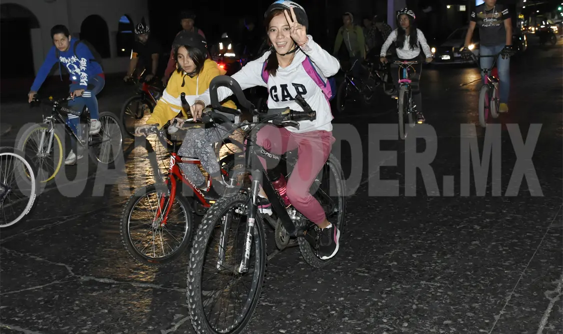 Sin mostrar tanta importancia al clima frío, los participantes mostraron su buen ánimo por el evento. Guillermo Ramos/CP