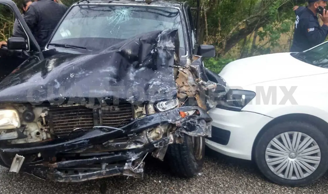 Un colectivo, una camioneta de redilas y un auto compacto se vieron implicados en el percance múltiple. José Ortega / CP