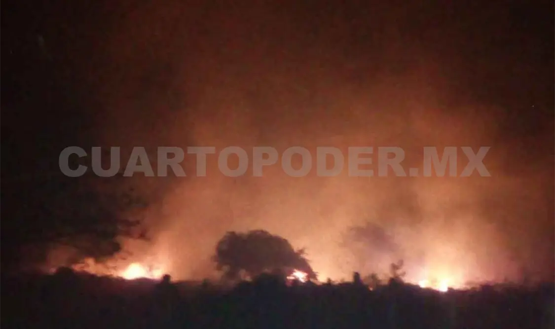 Incendio de pastizales amenazaba viviendas
