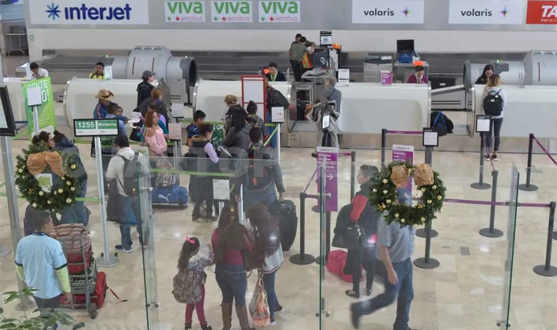 Paro de sobrecargos dejó varados a pasajeros