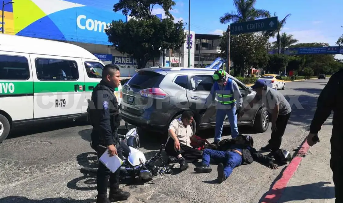 Motocicleta se impacta contra camioneta