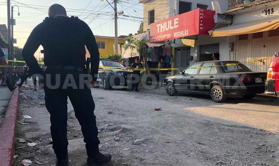 Disparan y hieren a dos frente a mercado