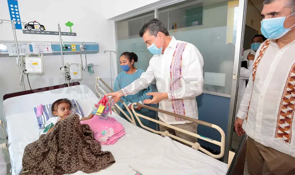 Celebra Rutilio Escandón Día de Reyes con pacientes del HEP