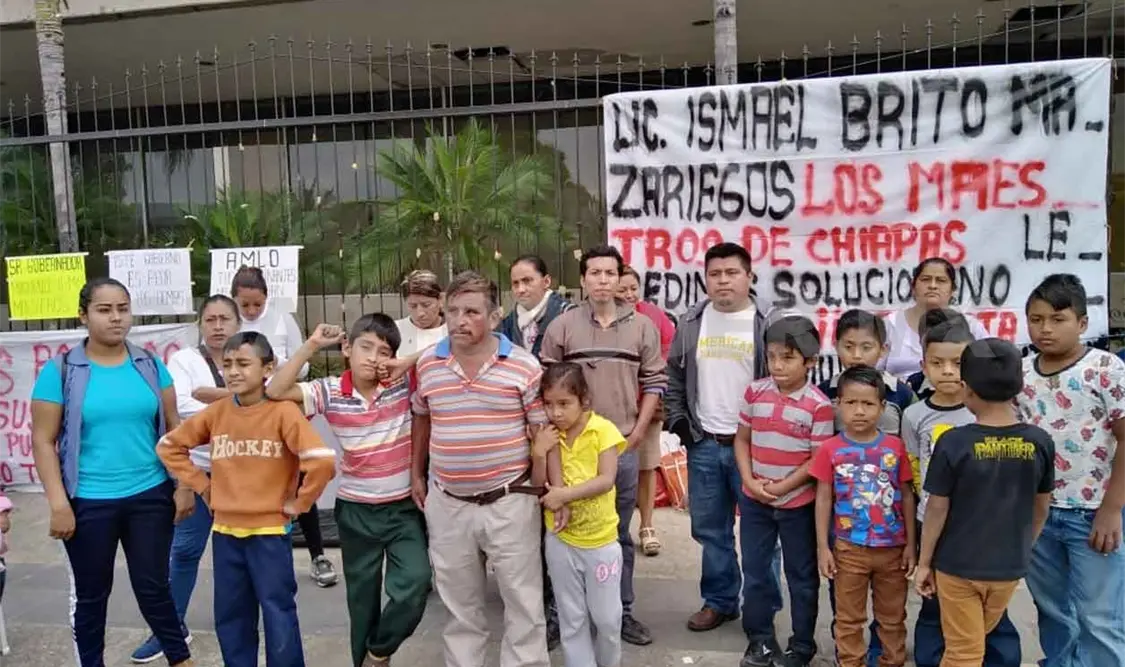 Padres y alumnos se suman a plantón de docentes