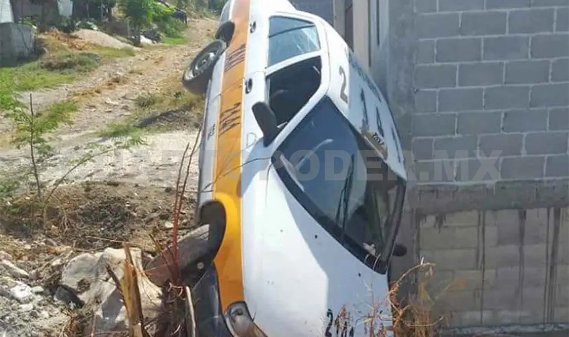 Taxi queda con las llantas al aire