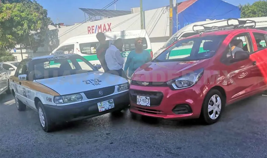 Spark intenta ganar el paso y choca con taxi