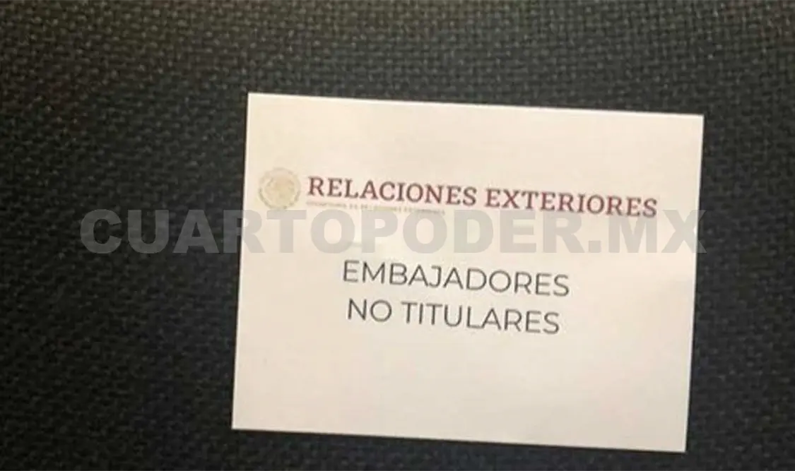 La embajadora Martha Bárcena difundió una fotografía en donde se ve una tarjeta con la leyenda: “embajadores no titulares”. Agencias