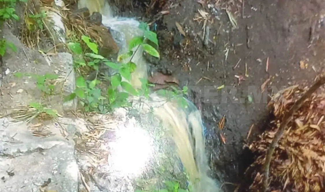 Pozo de visita en donde aguas negras son descargadas al arroyo San Agustín. Cortesía