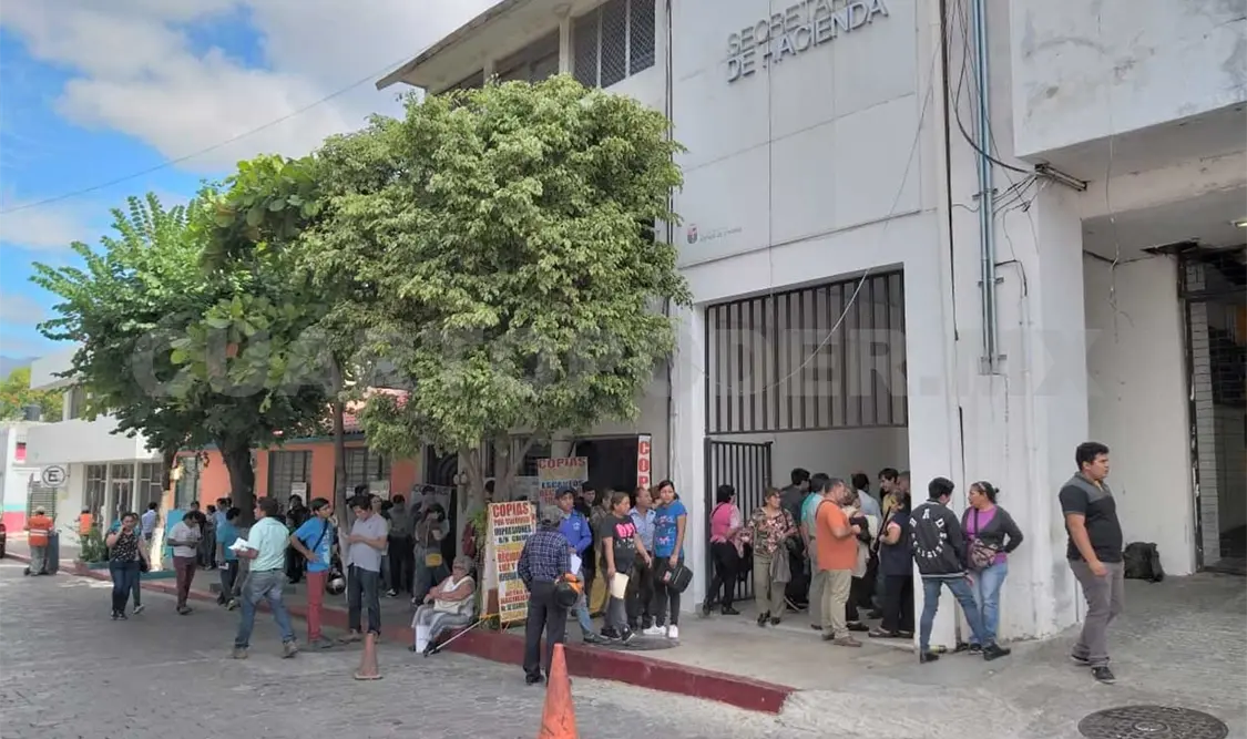 Largas filas, ciudadanos molestos y con dudas, se pueden ver en los módulos de Hacienda. William Chacón / CP